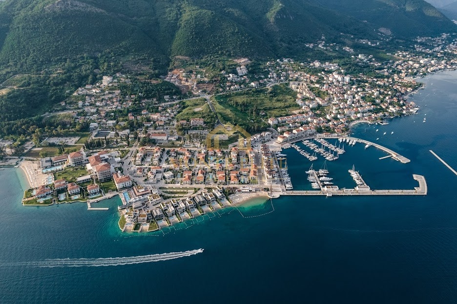 Luksuzan trosoban stan sa krovnom terasom pored Portonovog, Kumbor